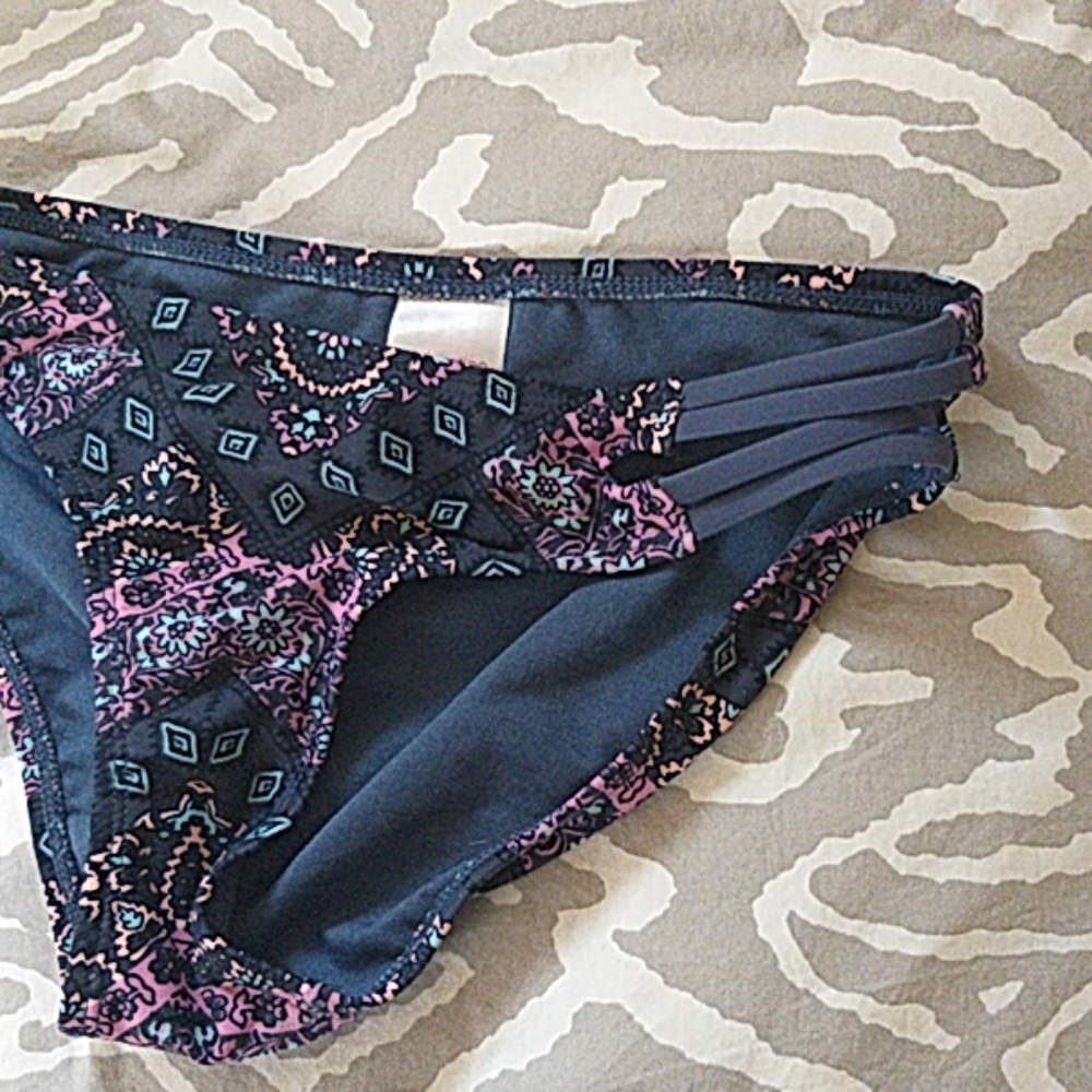 Swimsuit - Picture 5 of 7